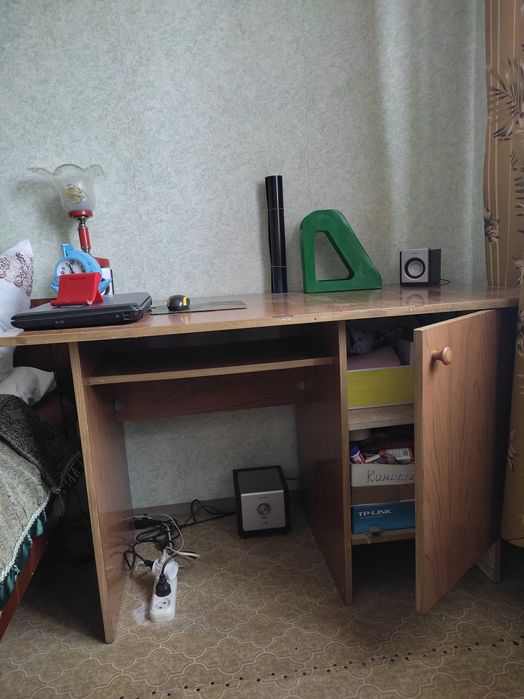Отдам бесплатно шкаф для одежды 200 * 50,  стол письменный  120 * 60,