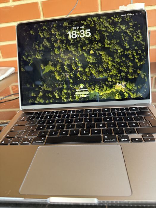 MacBook Air M2 (model 2022), 8gb ram, 256 gb ssd, space grey