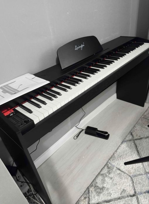 Цифровое пианино в хорошем состоянии