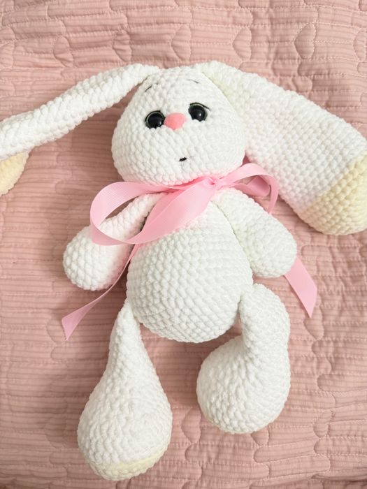 Вязанная игрушка зайчик