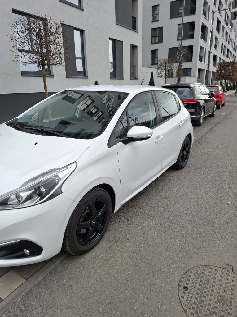 Peugeot 208 1.2 Benz 2016.