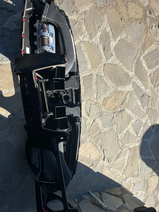 Planșă de bord BMW F10 – cu airbag sărit, necesită coasere