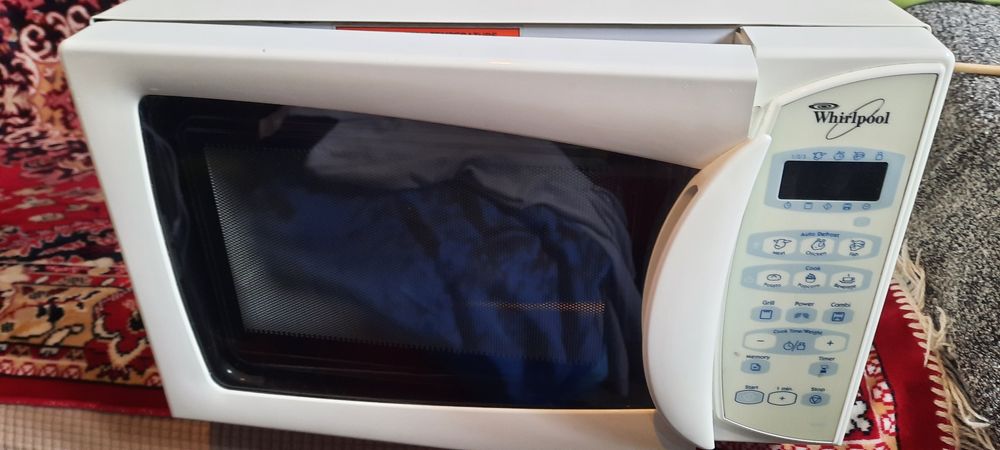 Vând cuptor cu microunde marca Whirlphool fără rugină și lovituri.