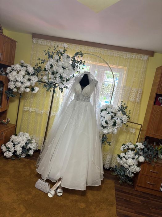 Rochie de mireasă ,creolină ,voal si geantă