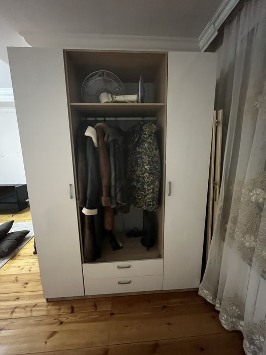 Шкаф четырехдверный. Требуется незначительная реставрация