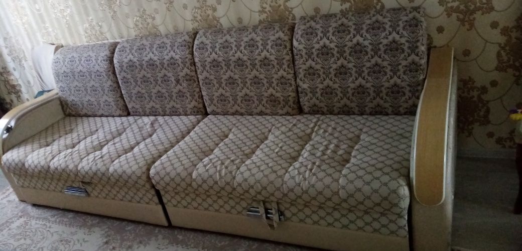 Срочно продам диван в хорошем состоянийй