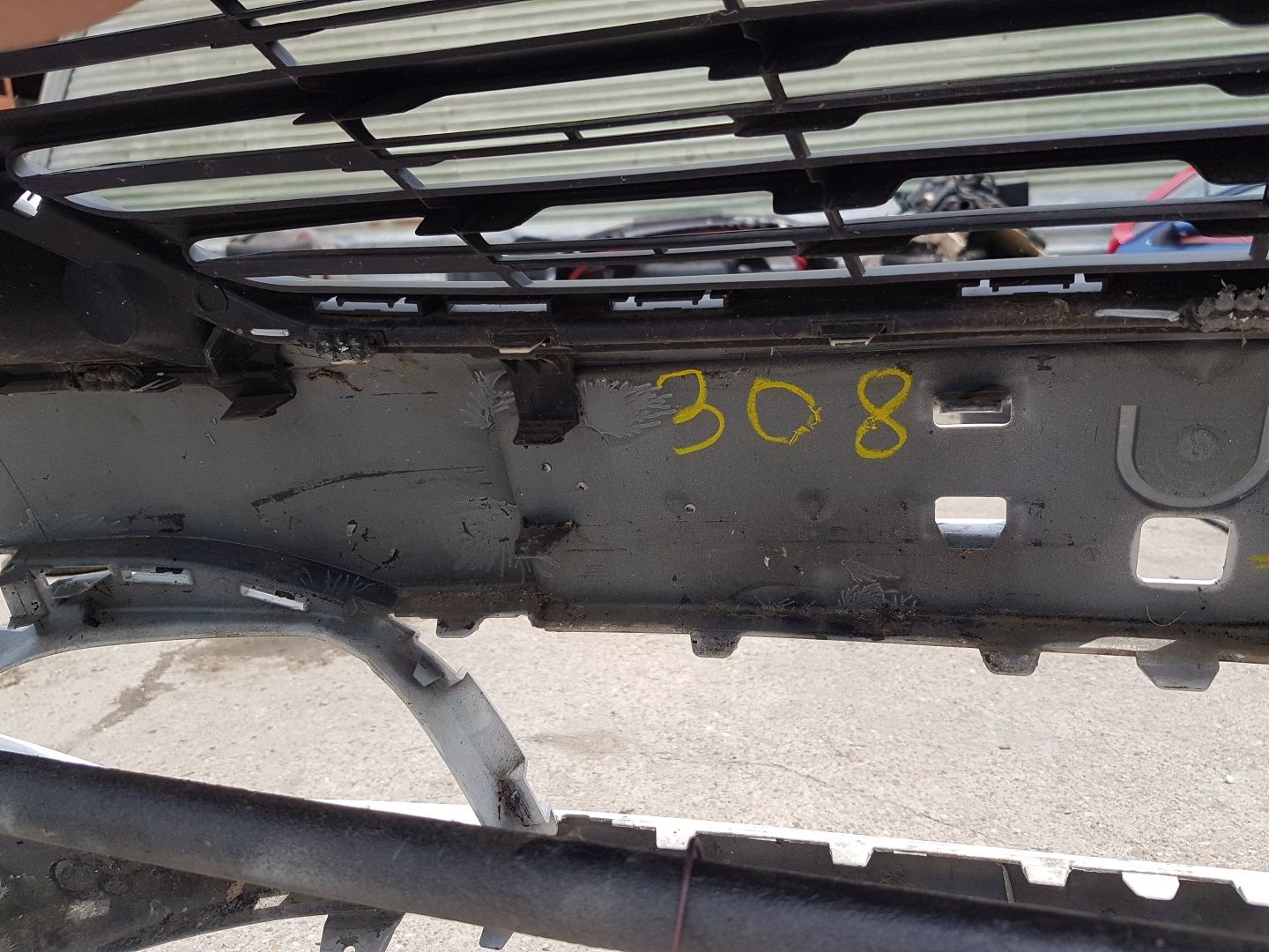 Продавам предна броня за Пежо 308цц 2014г. Pejo 308cc 2014g predna bro