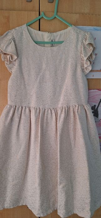 Красива рокля на LC Wikiki  134-140 см.