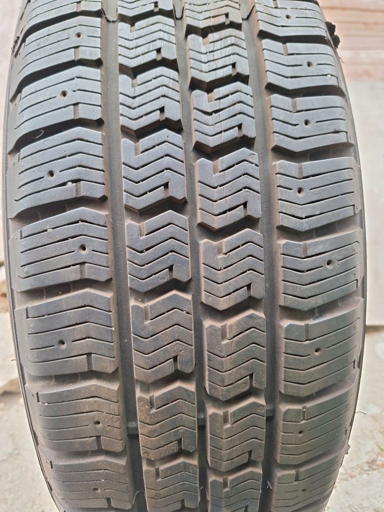 Продавам 2 зимни гуми за бус Фулда