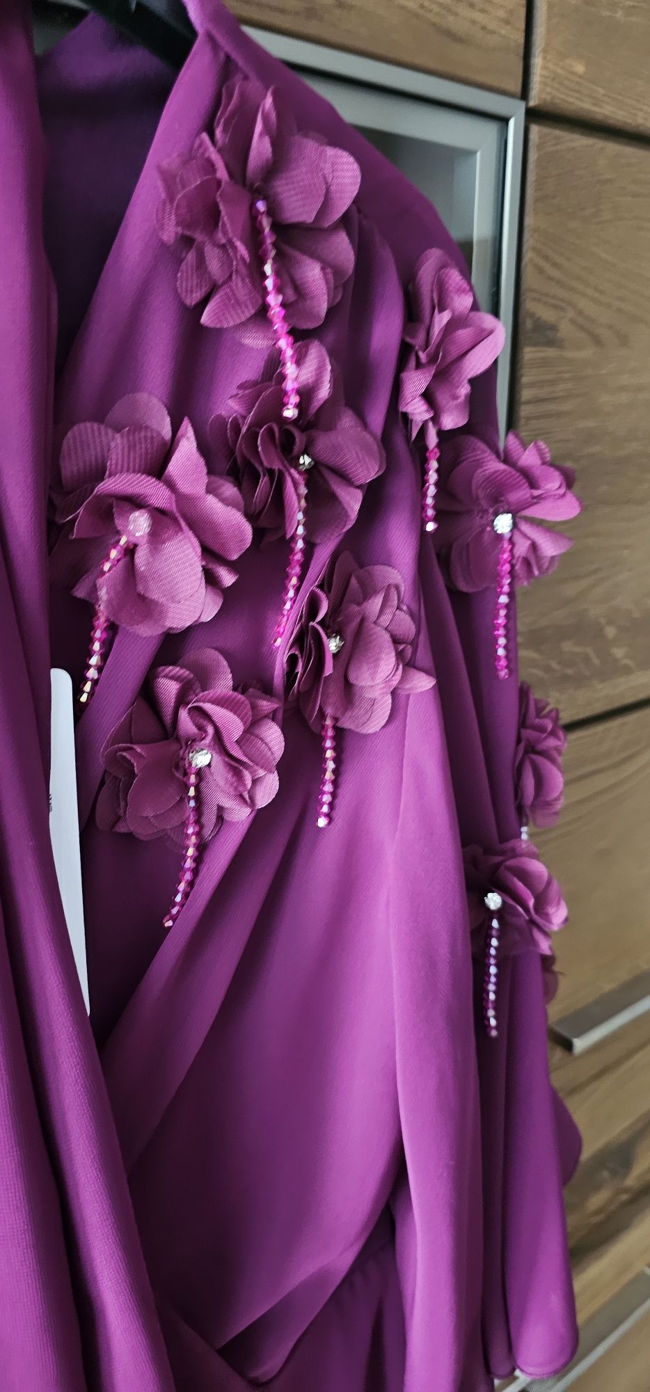 Vand Rochie din voal visinie midi in clos cu aplicatii florale 3D