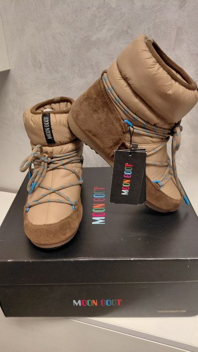Ghete/ cizme Moon Boot Low Suede Nylon marimea 38.

Ghetele sunt noi,