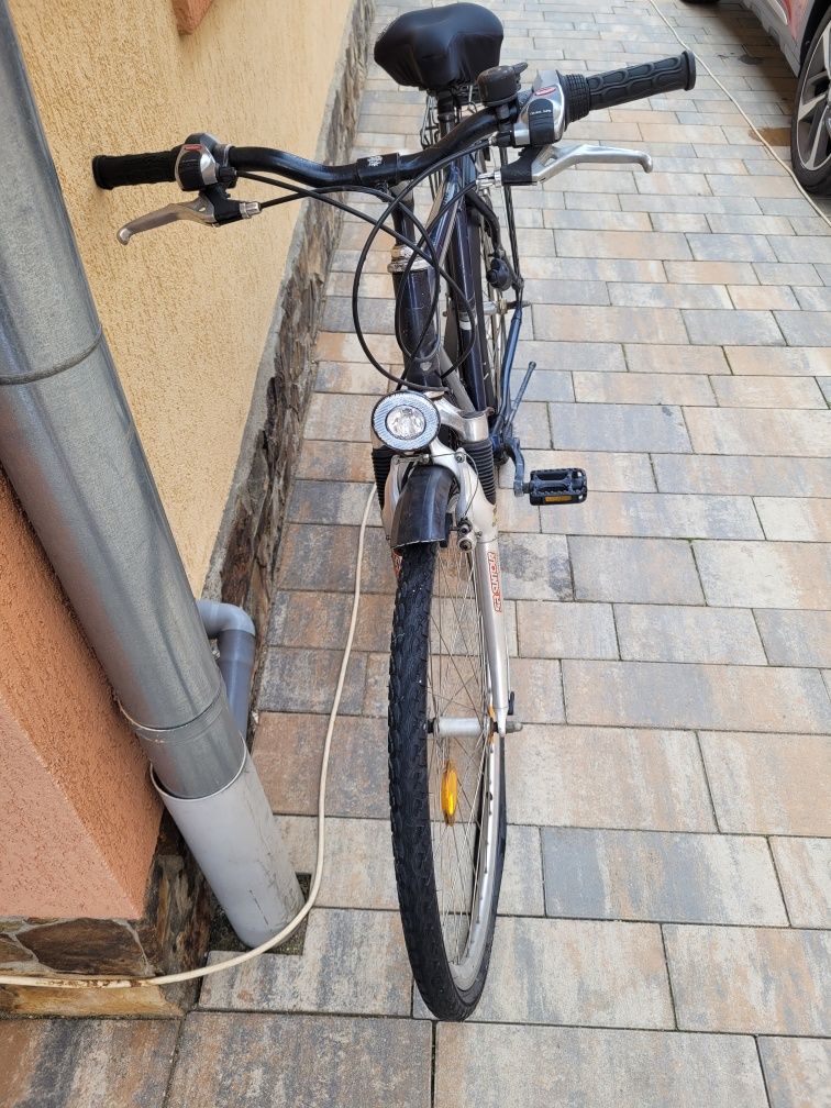 Bicicletă cu cadru din aluminiu