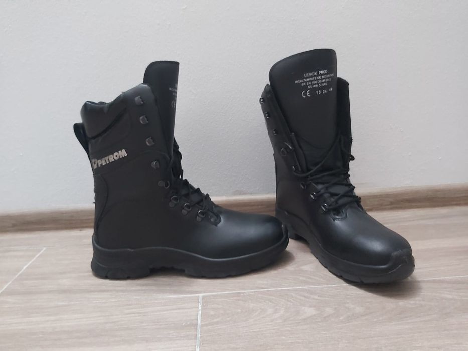 Vând bocanci de lucru