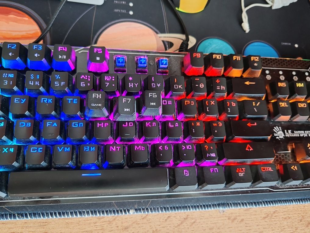 Продам механическую клавиатуру Bloody B810R