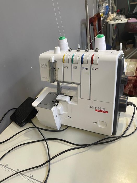 Оверлок Bernina Bernette Funlock B44 белый