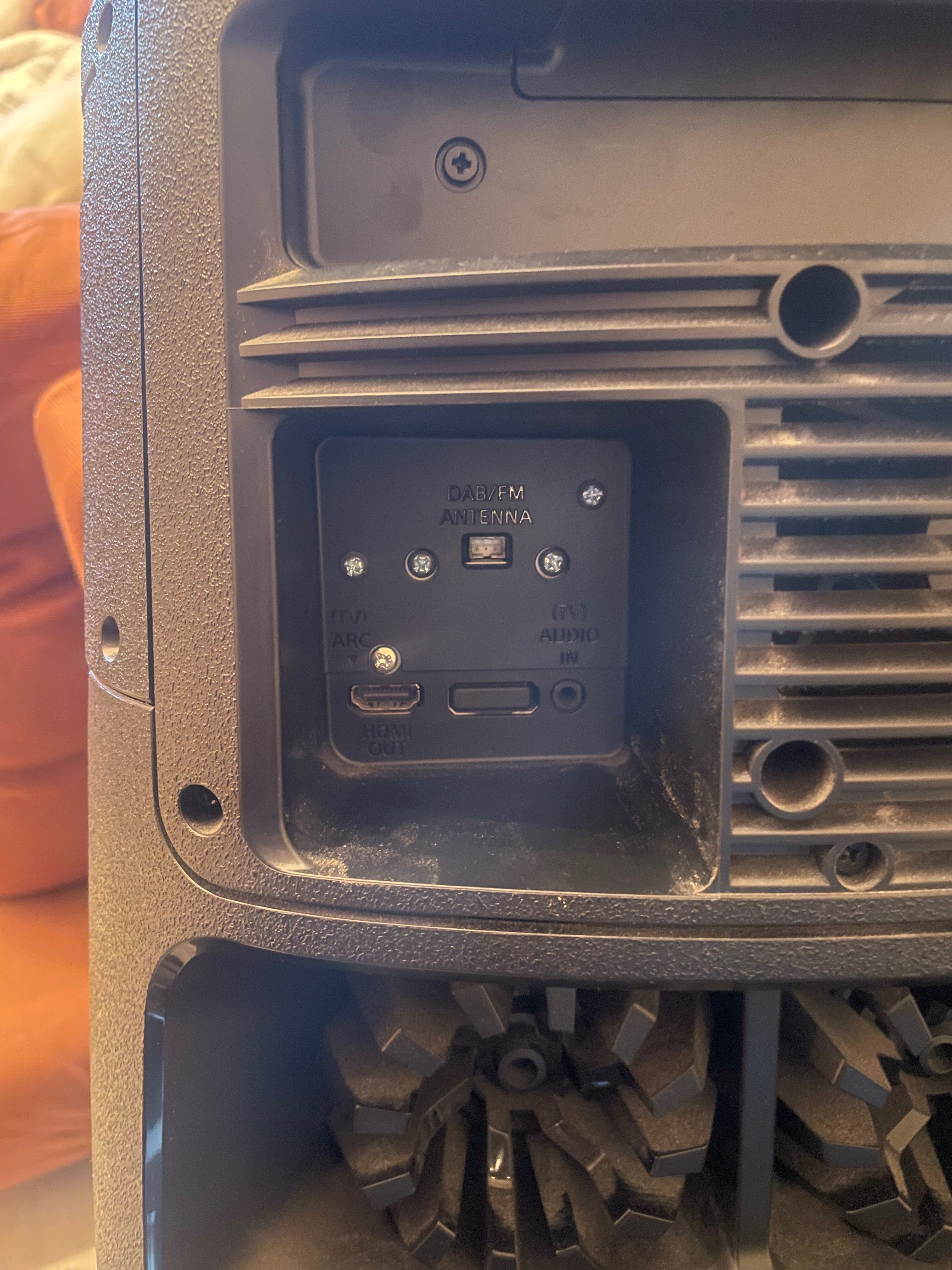 Отдай се на музиката с мощната парти тонколона Sony MHC V43D  под наем