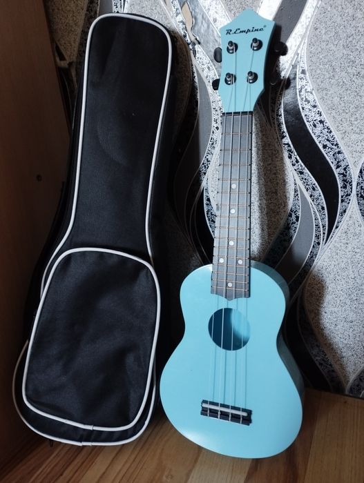 Голубая Укулеле вместе с чехлом