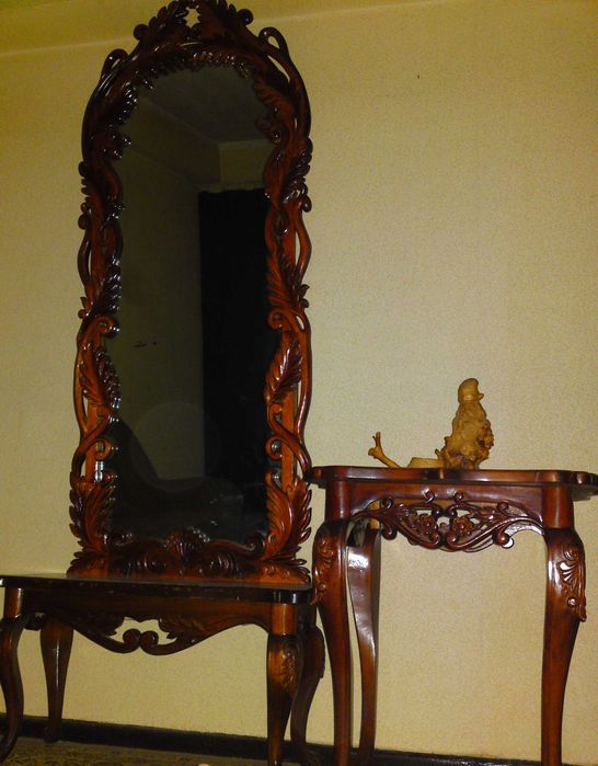 Зеркало и столик б/у, (дерево, ручная работа румынского мастера)