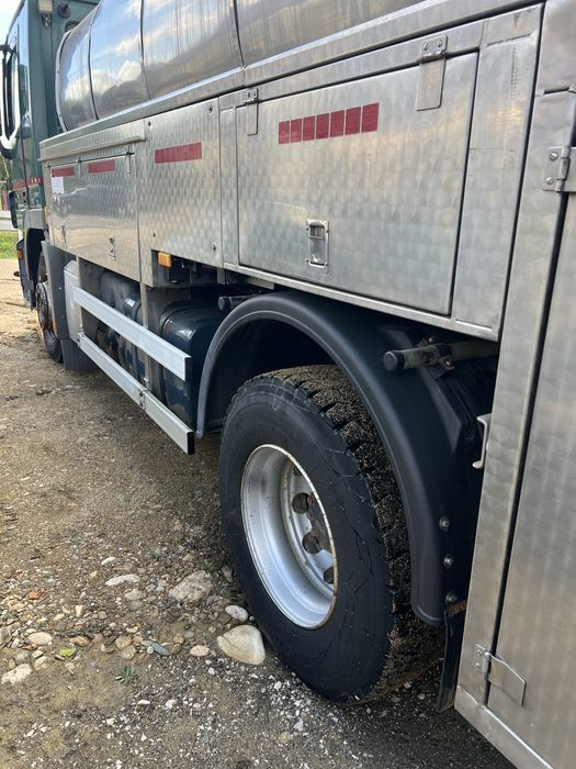 Camion cisterna lapte