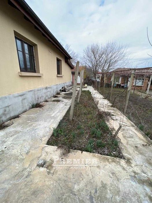 Нова, едноетажна къща в село Тръстиково на 25 км от Бургас