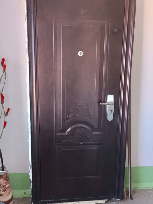 Продам железную дверь