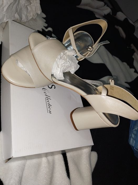 Vând sandale de piele.