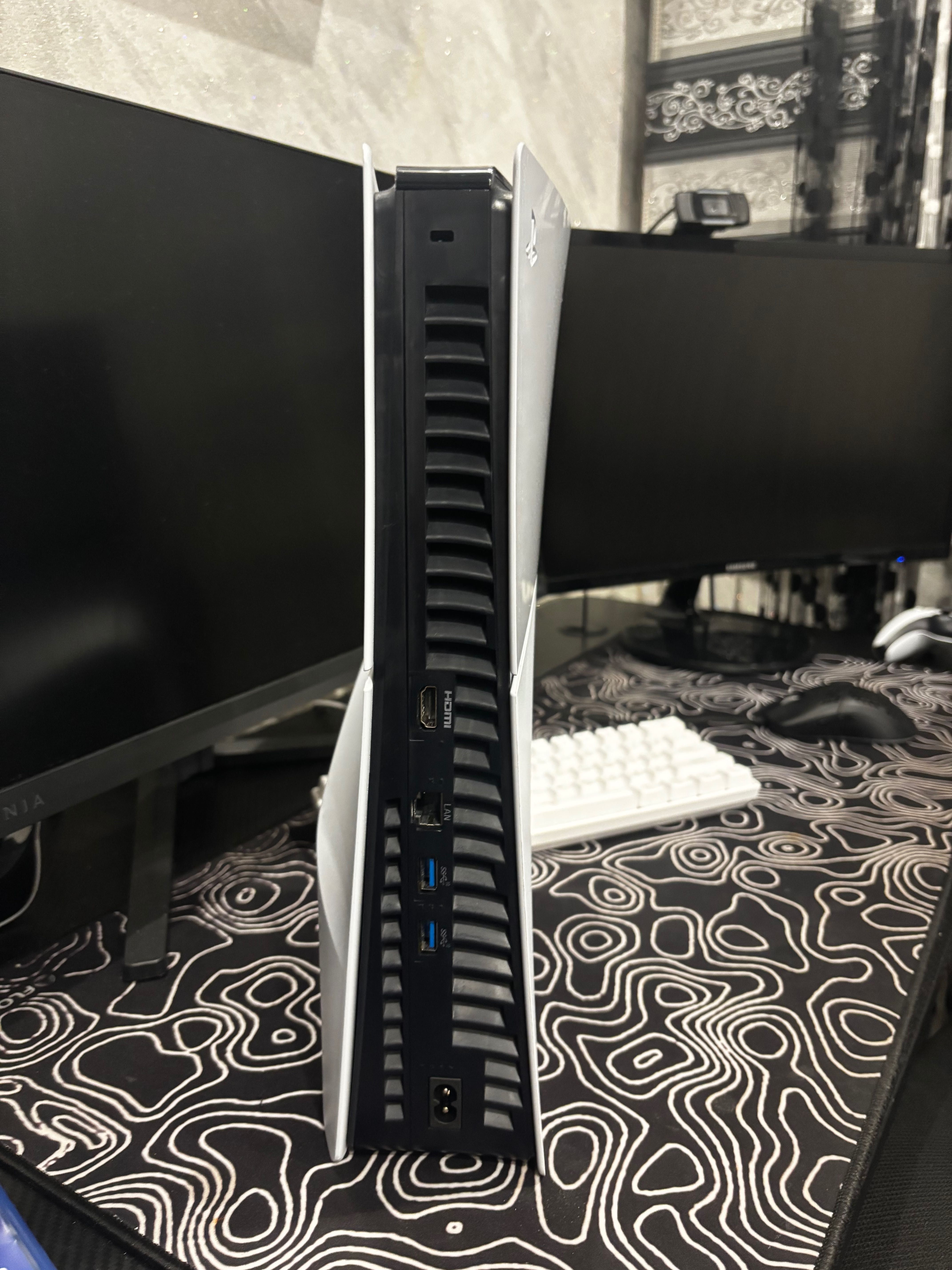 PS5 Slim 1 ТБ в добро състояние