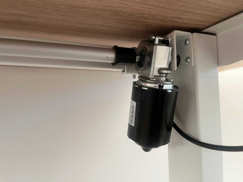 RFG Бюро с регулируема височина Light Pro