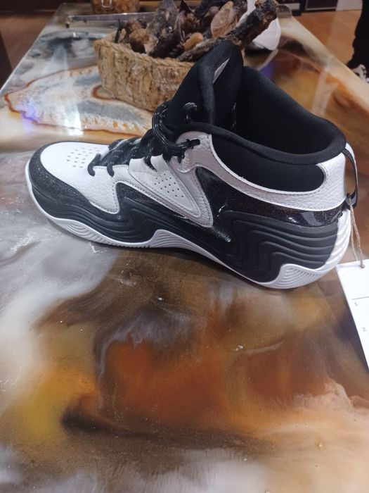 Чисто нови кецове SHAQ