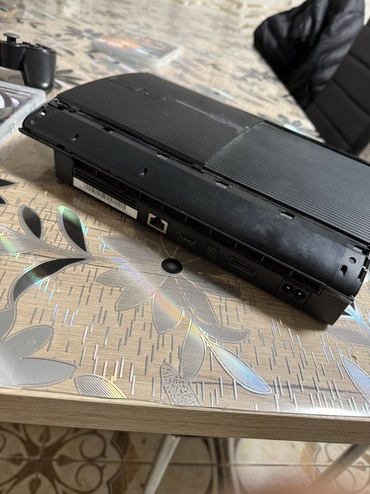 Vând Playstation 3 super slim in stare foarte buna