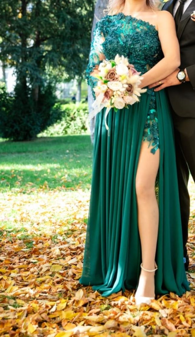 Rochie elegantă cu paiete și perle