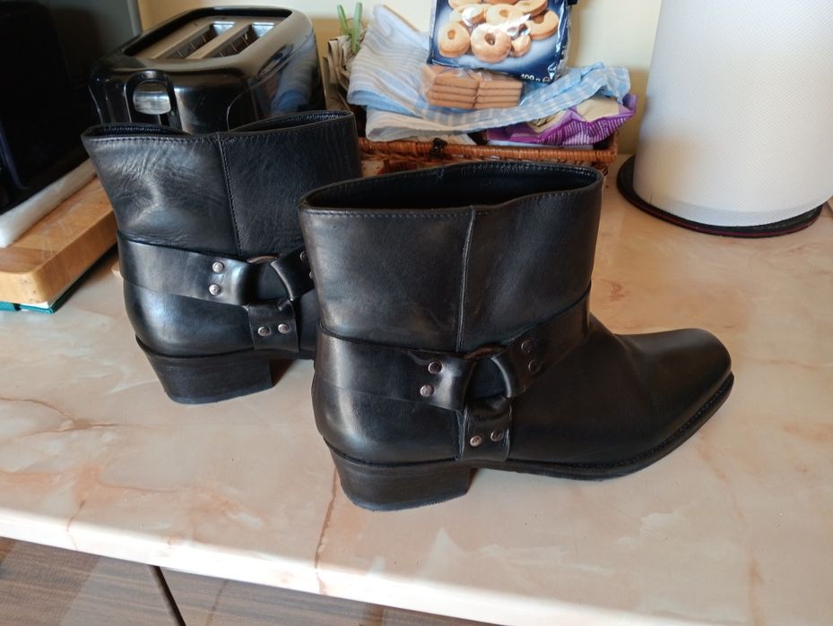 Vând stivale,ciocate