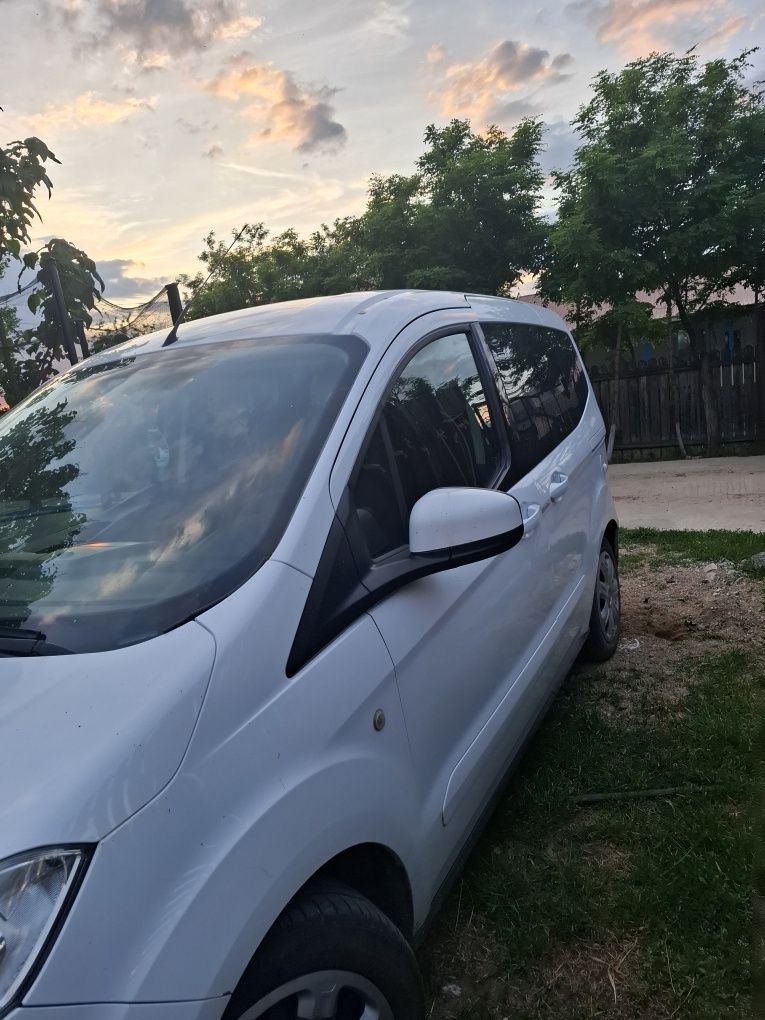 Ford tourneo curier