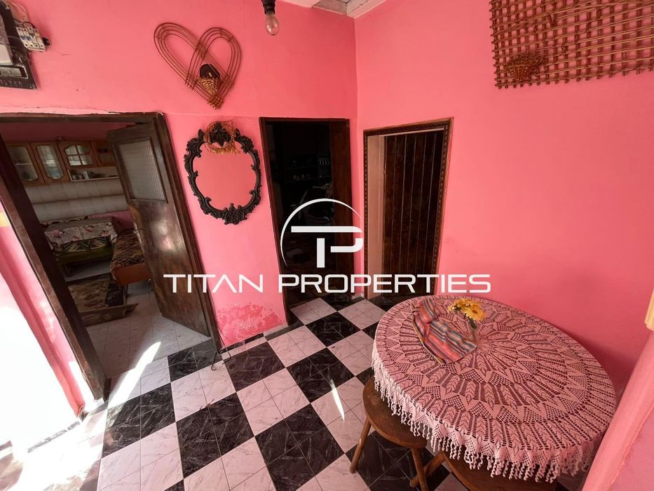 Ключ в офиса!  Къща в село Черни връх с отлична локация