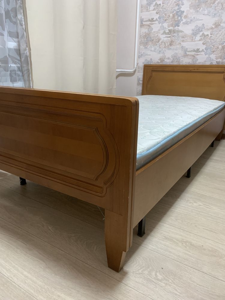 Продам деревянную кровать Румыния