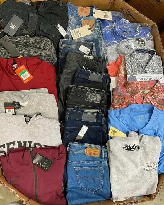 Trimit pachete cu haine de sezon sortate pe mărimi, majoritatea firmat