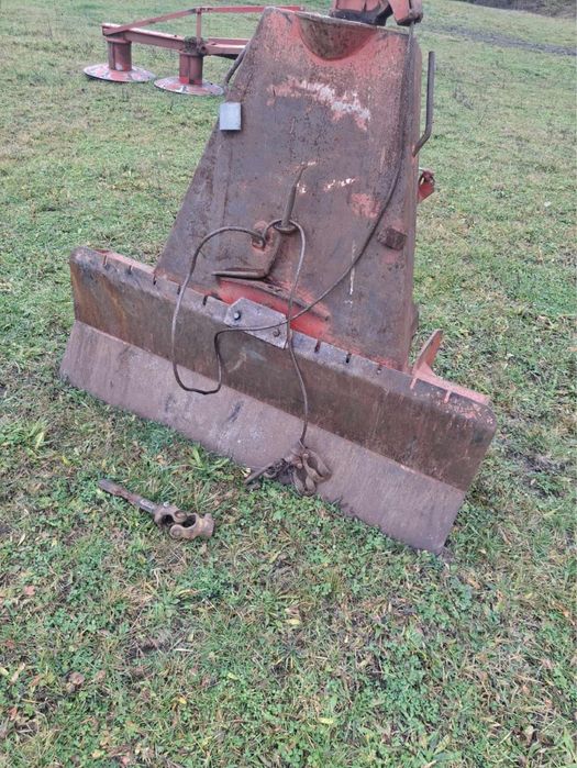 Vand troliu si un căruț dupa tractor