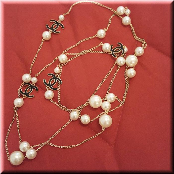 Colier fashion charmuri și perle