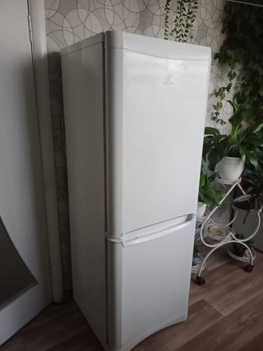 Холодильник (рабочий в хорошем состоянии)