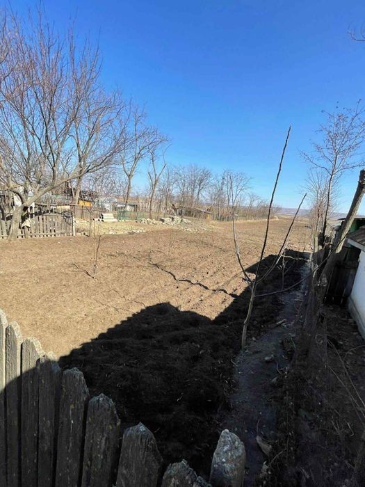 Vand casa la strada principala in comuna Berezeni