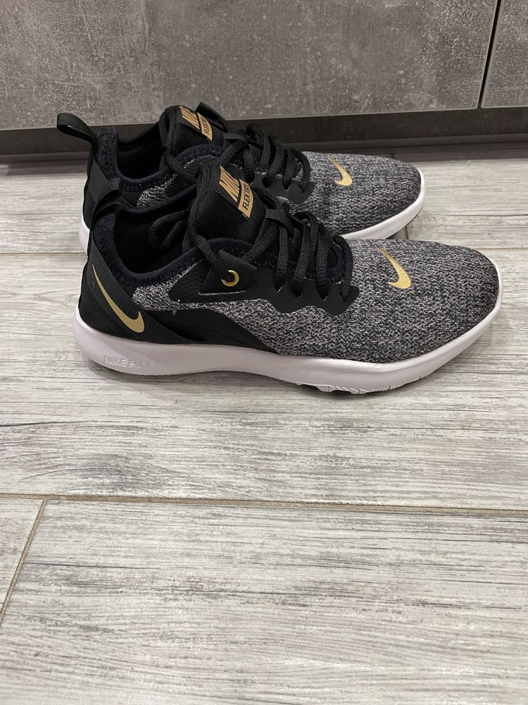 Маратонки Nike. Подходящи за тренировки в зала.