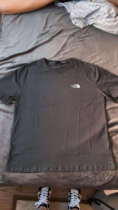 Pantaloni scurti si tricou The Nord Face