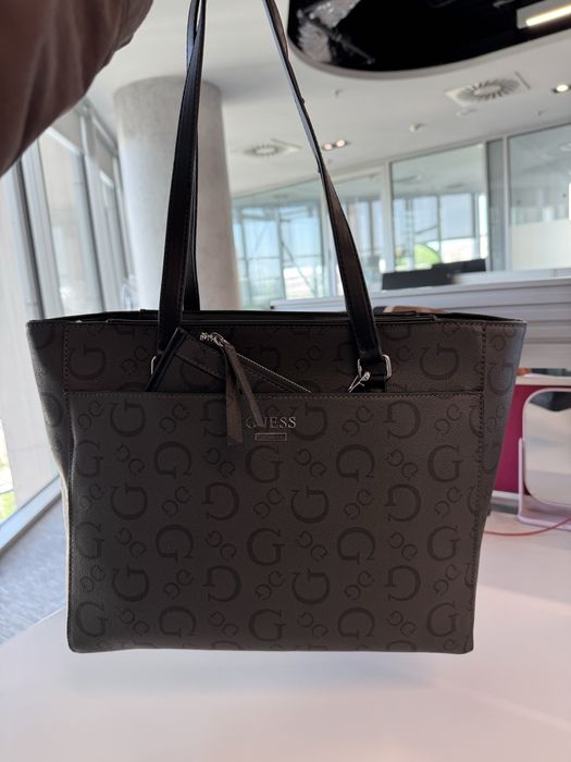 Сумка бренда Guess