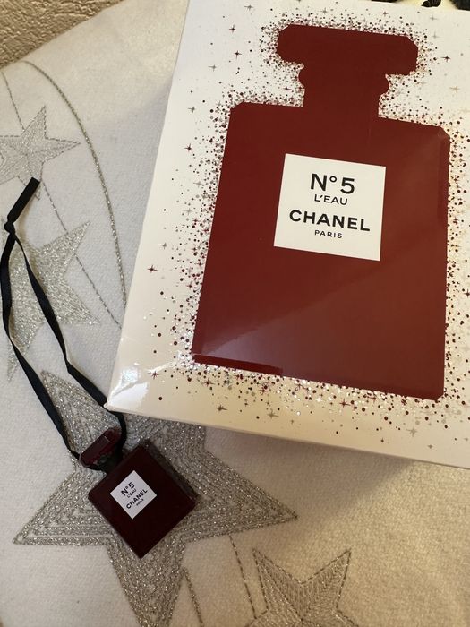 Аксесоар Chanel 5 L’eau Christmas +подарък chanel гъбичка