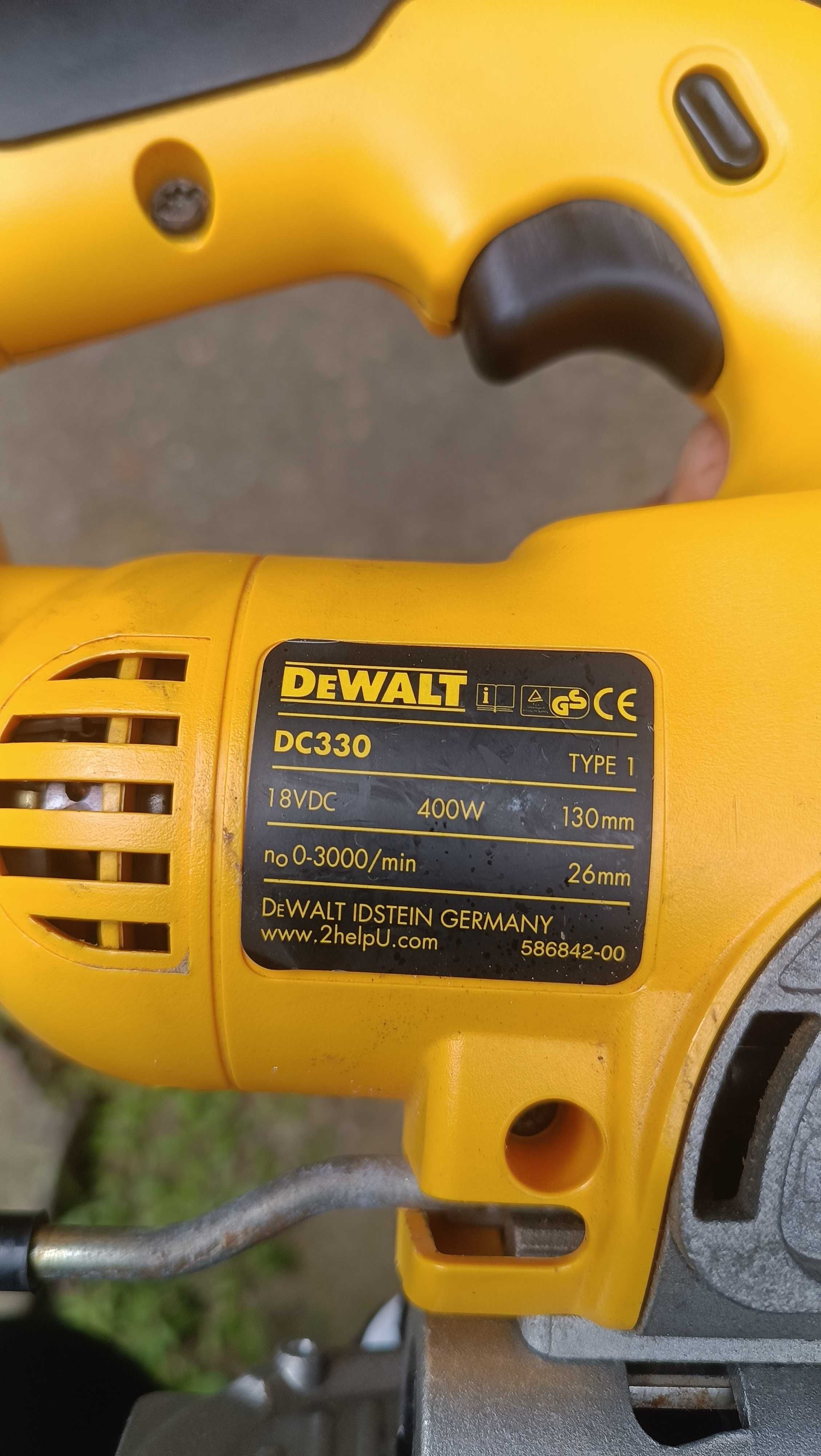 Акумулаторен прободен трион / зеге DeWalt DC330 с две батерии.