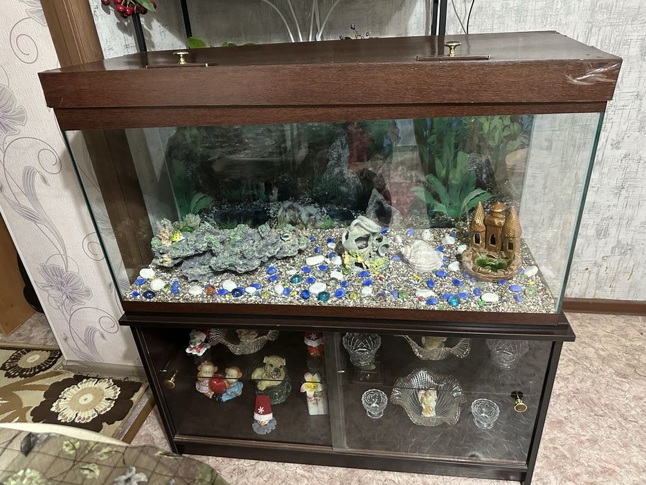 Продам срочно Аквариум для рыбок 200 л.