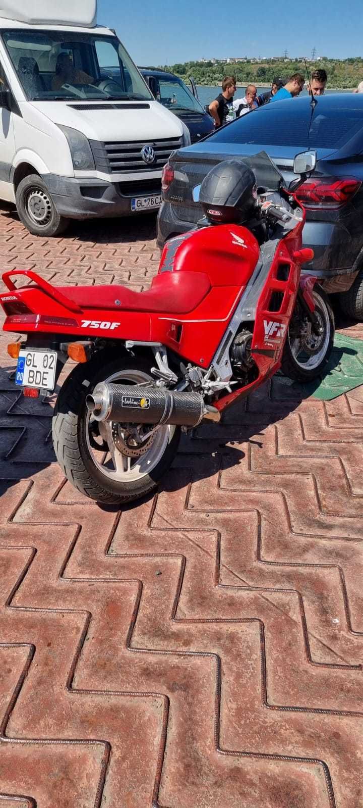 Motocicleta Honda VFR750F
