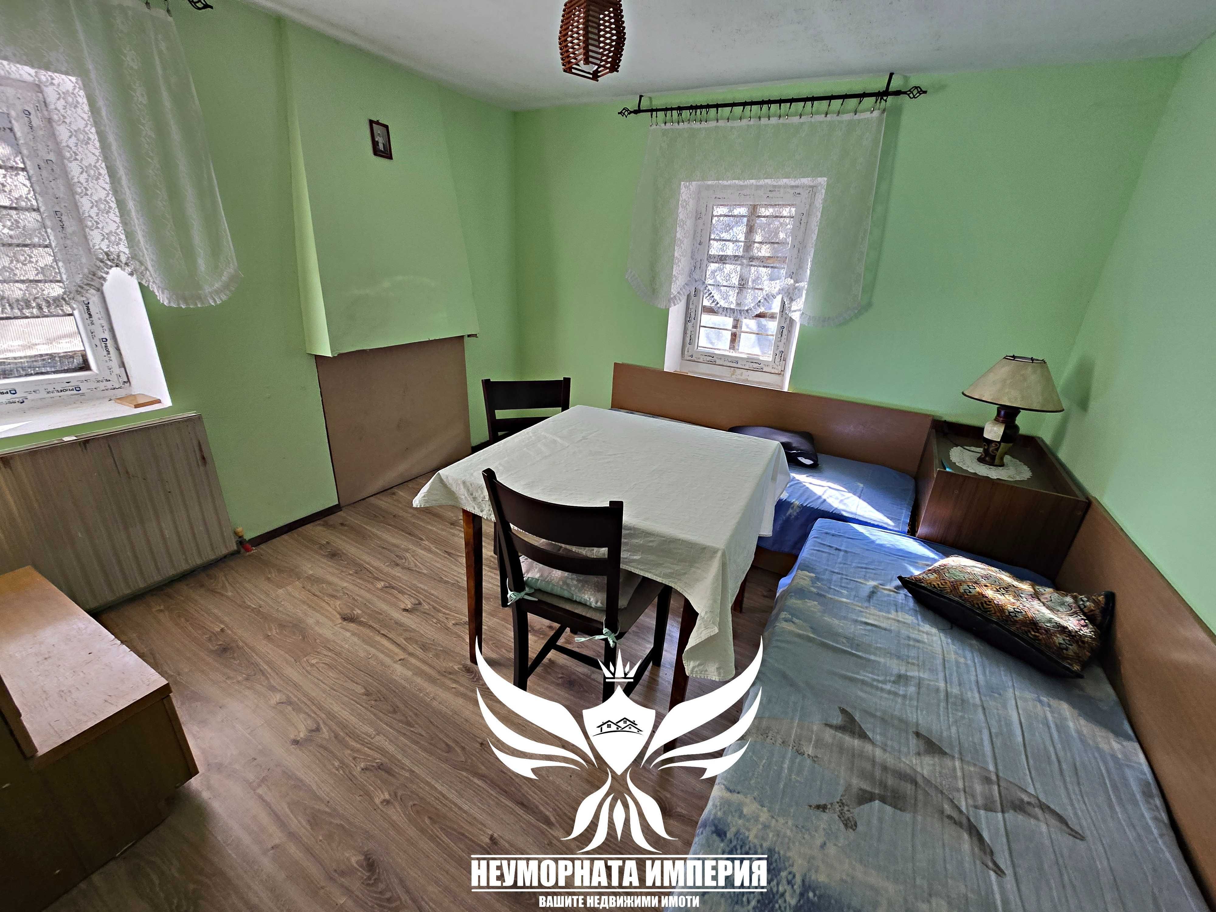 Продавам малка къща с 122РЗП и 800кв. двор в гр.Куклен