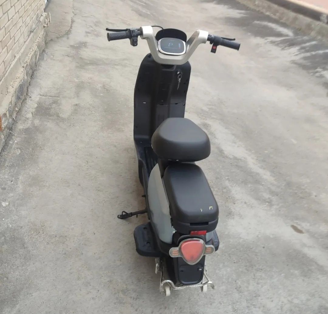 Skuter elektroniy
