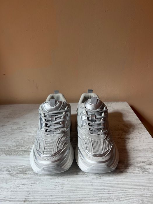 Нови маратонки тип кецове сиви с бели подметки 38 размер сребърен край